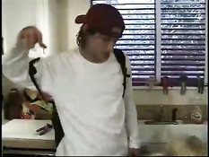 Сексуально озабоченная дамочка Kat Kleevage соблазняет паренька