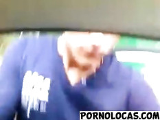 Латинская подруга отсасывает и трахается с бойфрендом в машине