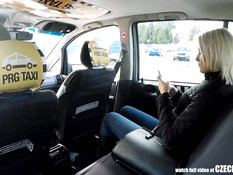 Водитель такси оттрахал в салоне молодую пассажирку блондинку