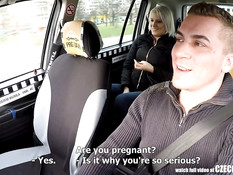 Водитель такси оттрахал в салоне молодую пассажирку блондинку