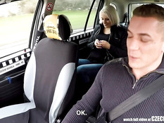 Водитель такси оттрахал в салоне молодую пассажирку блондинку