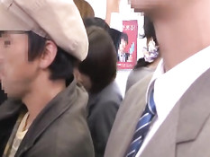 В автобусе с японской девчонки сняли трусики и сделали фистинг