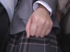 В автобусе с японской девчонки сняли трусики и сделали фистинг