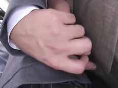 В автобусе с японской девчонки сняли трусики и сделали фистинг