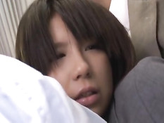 В автобусе с японской девчонки сняли трусики и сделали фистинг