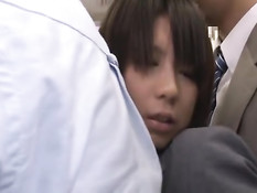 В автобусе с японской девчонки сняли трусики и сделали фистинг