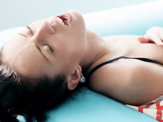 Возбуждённая девушка Gina Devine трахается со своим бойфрендом