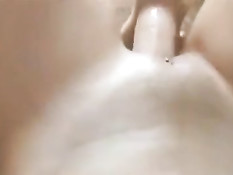 Девушка вставляет фаллос в свою гладко выбритую киску и снимает