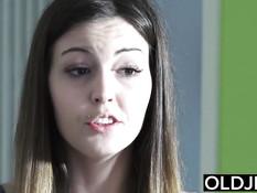 Молоденькая развратница проснулась и соблазнила деда на секс