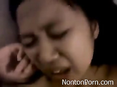 Азиатская девка на кровати наслаждается сексом со своим парнем