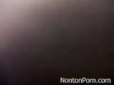 Азиатская девка на кровати наслаждается сексом со своим парнем