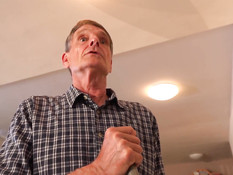 Богатая молодая блондинка соблазнила на секс пожилого работника