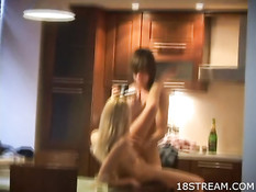 Тощий пацан ебёт на кухонном столе блондинку с маленькой грудью