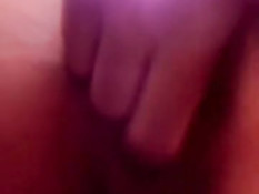 Девка мастурбирует свою розовую киску и снимает крупным планом