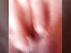 Девка мастурбирует свою розовую киску и снимает крупным планом