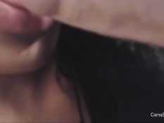 Мулатка сняла трусики и оттрахала себя фаллоимитатором в киску