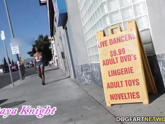 Мулатка Daya Knight сосёт просунутый в дырку хуй и ебётся раком