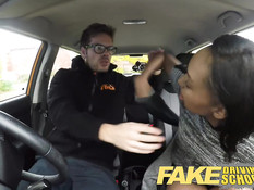 Инструктор по вождению оттрахал в автомобиле молодую мулатку