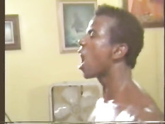 Кудрявая негритянка с большой грудью ебётся с негром на кровати