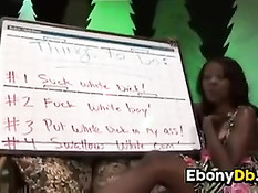 Сладкая негритянка отсасывает у белого и ебётся в позе наездницы