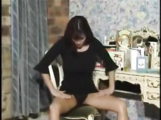 Горячая шатенка с большой грудью мастурбирует клитор на диване