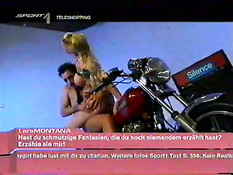 Блондинка Cheyenne Lacroix трахается с мужиком на его мотоцикле