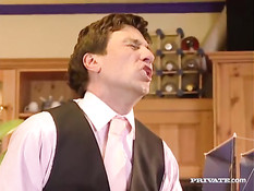 Развратник привёл домой сразу двух невест и оттрахал на диване