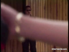 В присутствии жены поставил раком и оттрахал молодую брюнетку