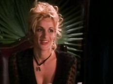 Светловолосая любовница в чулках соблазняет мужа в присутствии жены