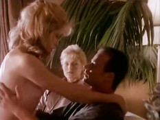 Светловолосая любовница в чулках соблазняет мужа в присутствии жены