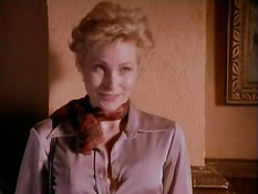 Светловолосая любовница в чулках соблазняет мужа в присутствии жены