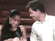 Он отлизал волосатую пизду брюнетке Nina Deponca и вставил член