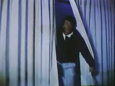 Знойная латинская брюнетка танцует стриптиз в полицейской форме