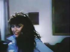 Знойная латинская брюнетка танцует стриптиз в полицейской форме