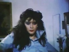 Знойная латинская брюнетка танцует стриптиз в полицейской форме