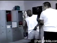 Чёрный спортсмен отодрал в раздевалке белую девку чирлидершу