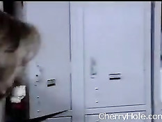 Чёрный спортсмен отодрал в раздевалке белую девку чирлидершу