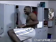 Чёрный спортсмен отодрал в раздевалке белую девку чирлидершу