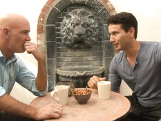 Парень отымел на кровати шоколадного транса с маленькой грудью