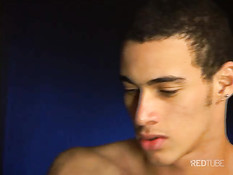 Латинский парень лижет ноги трансу в чулках и даёт подрочить хуй