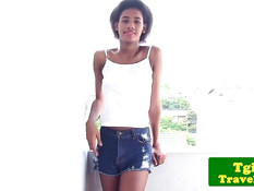 Молодой темнокожий транс раздевается и играется со своим членом