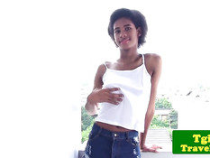 Молодой темнокожий транс раздевается и играется со своим членом