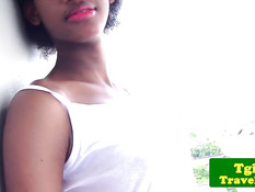 Молодой темнокожий транс раздевается и играется со своим членом