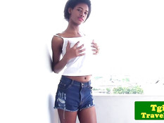 Молодой темнокожий транс раздевается и играется со своим членом