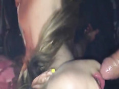 Мужчина кончил на лицо своей голой подруге с маленькой грудью