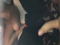 Мужчина кончил на лицо своей голой подруге с маленькой грудью