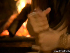 Умелая восточная девушка уложила парня и подрочила хуй руками