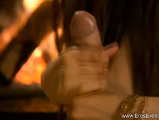 Умелая восточная девушка уложила парня и подрочила хуй руками