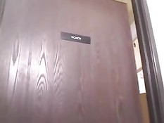 Блондинку в сетчатом белье Missy Monroe залили спермой в туалете