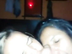 Парень подрочил хуй и залил спермой лица двух латиноамериканок